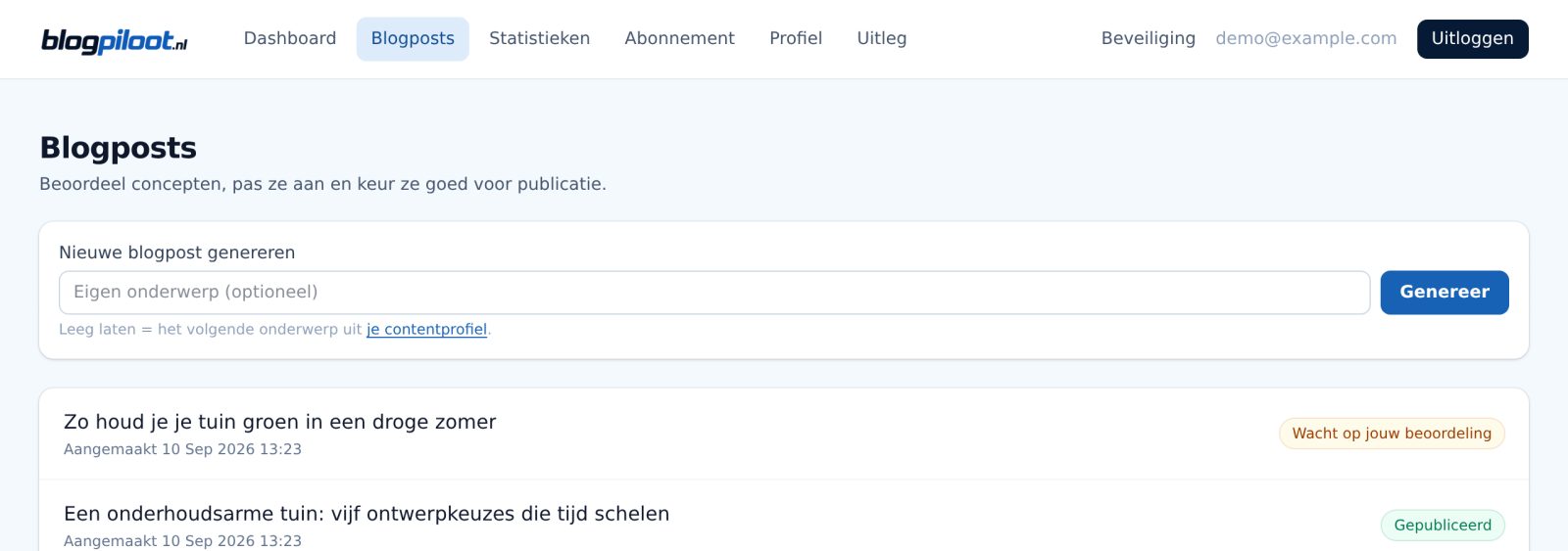 Overzicht van blogposts in het dashboard, met een concept dat wacht op beoordeling, een goedgekeurde en een gepubliceerde post